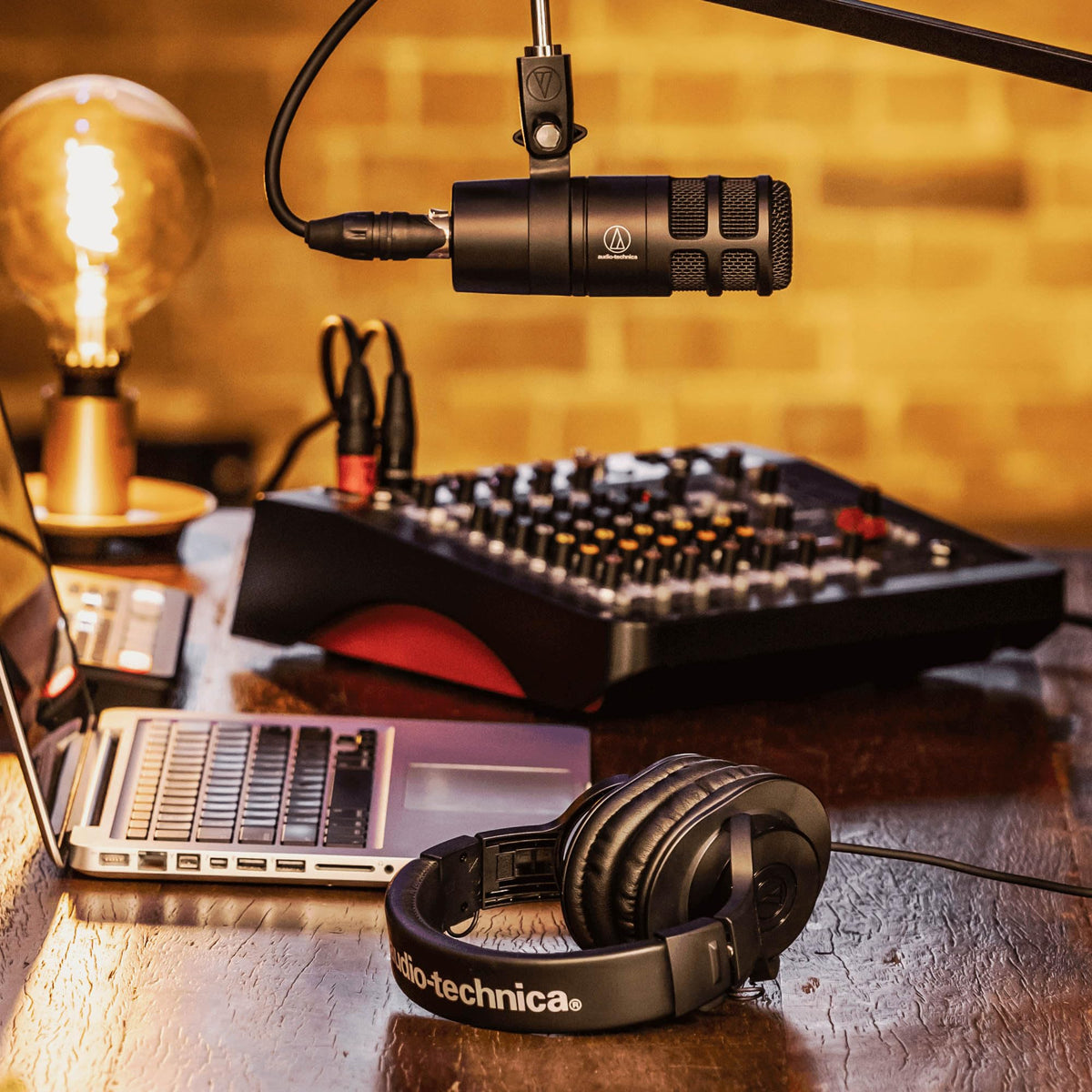Hypercardioid Dynamic Podcast Microphone Bundle with Pop Filter, Boom Arm, XLR Cable S800854